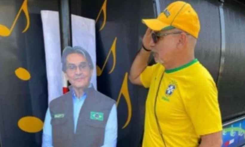 Queiroz publica foto com imagem de Roberto Jefferson em ato bolsonarista - Reprodução/Redes sociais