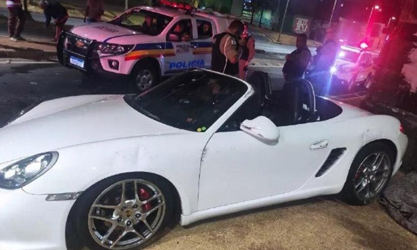 Motorista de Porsche capota ao ver mulher nua  - PMMG/Divulgação