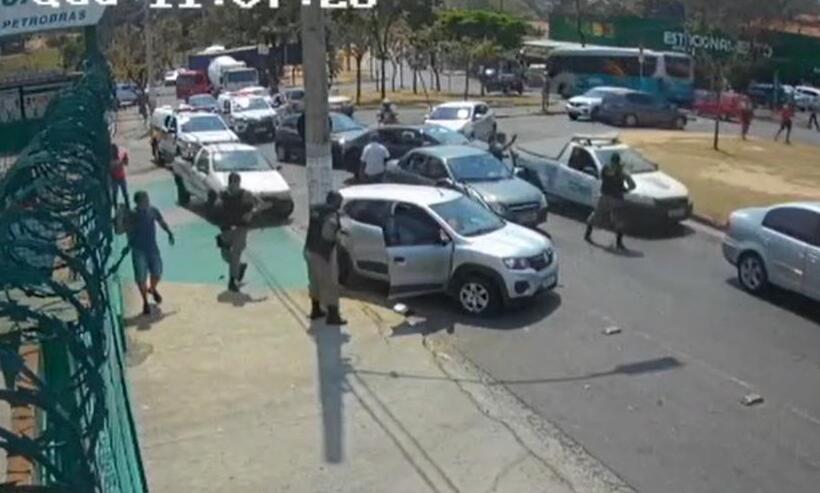 Vídeo: homem rouba carro em BH, tenta jogá-lo em PMs durante fuga e é morto - Reprodução