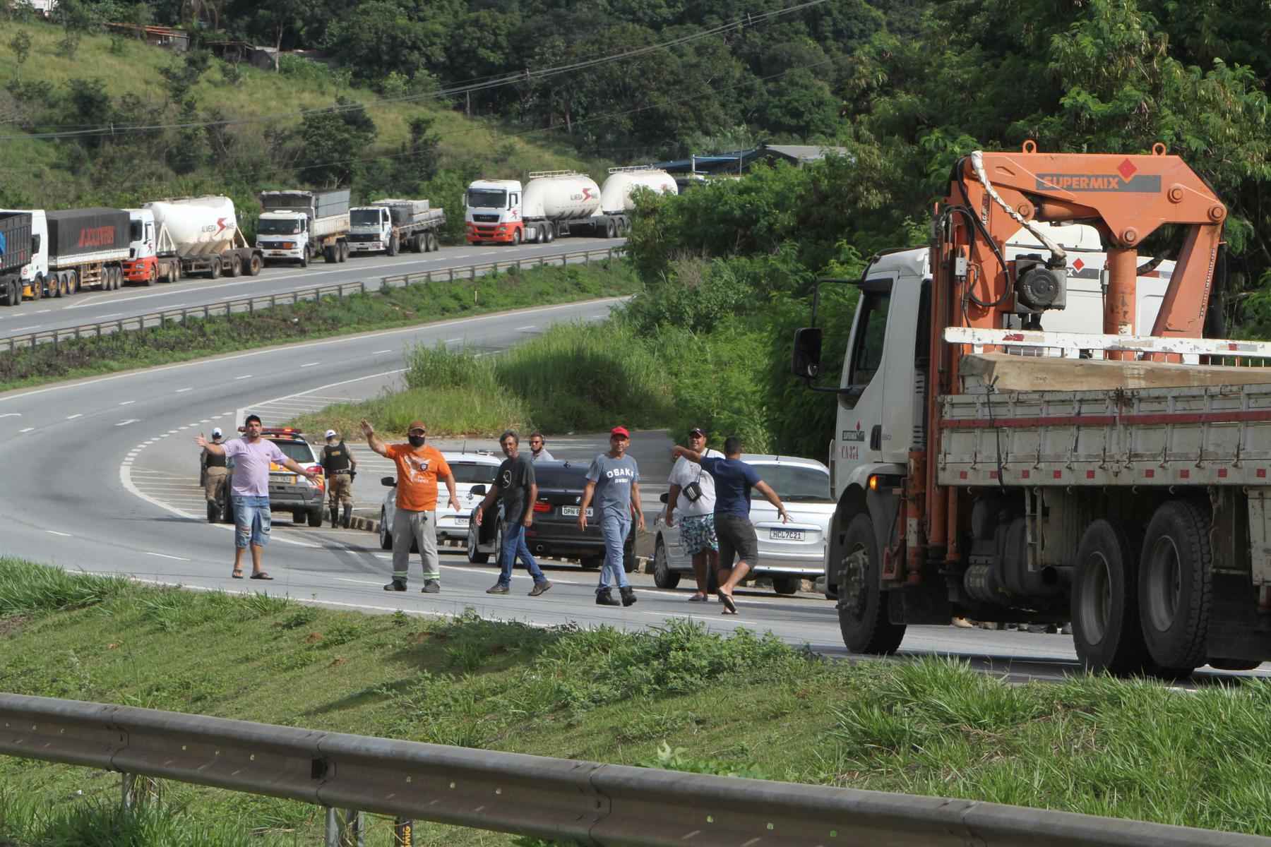 Caminhoneiros já bloqueiam estradas em 14 estados, diz Infraestrutura - Edésio Ferreira/EM/D.A.Press