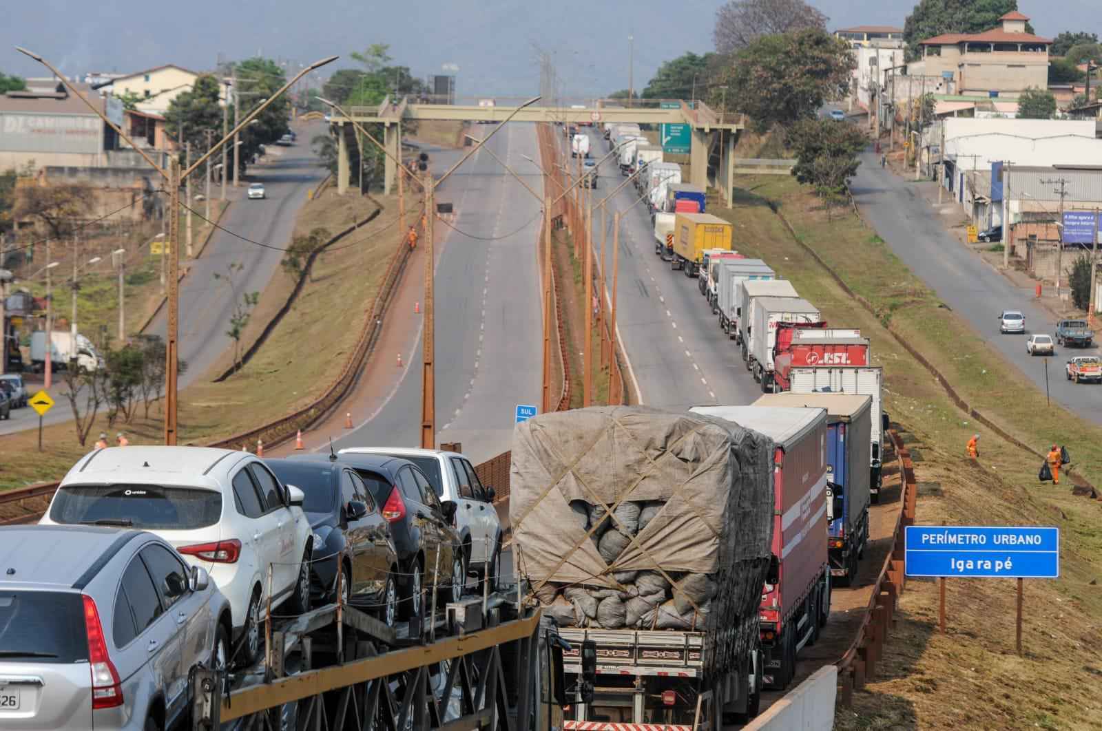 Bloqueio de caminhões em estradas em Minas causa engarrafamentos - Leandro Couri/EM/D.A Press