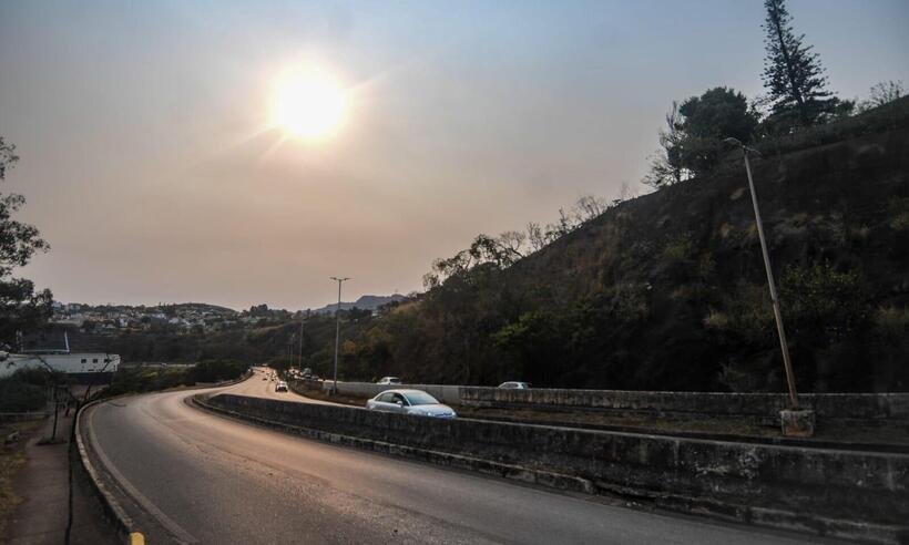 Incêndios nas serras de BH deixam o céu com vestígios de fumaça - Leandro Couri/EM/D.A Press