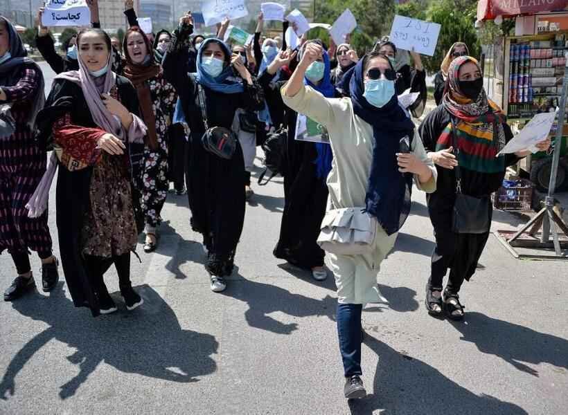 Mulheres afegãs ignoram Talibã e voltam a fazer protestos - Hoshang Hashimi / AFP