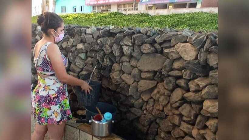 Sem água nas torneiras, mineiros recorrem à fonte na praça - Reprodução moradores 