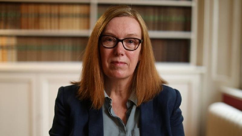 Terceira dose não deve ser para todos, diz criadora da vacina de Oxford - BBC