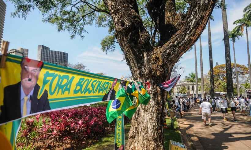 Manifestantes contra Bolsonaro chegam na Praça da Liberdade - Leandro Couri/EM/DA PRESS