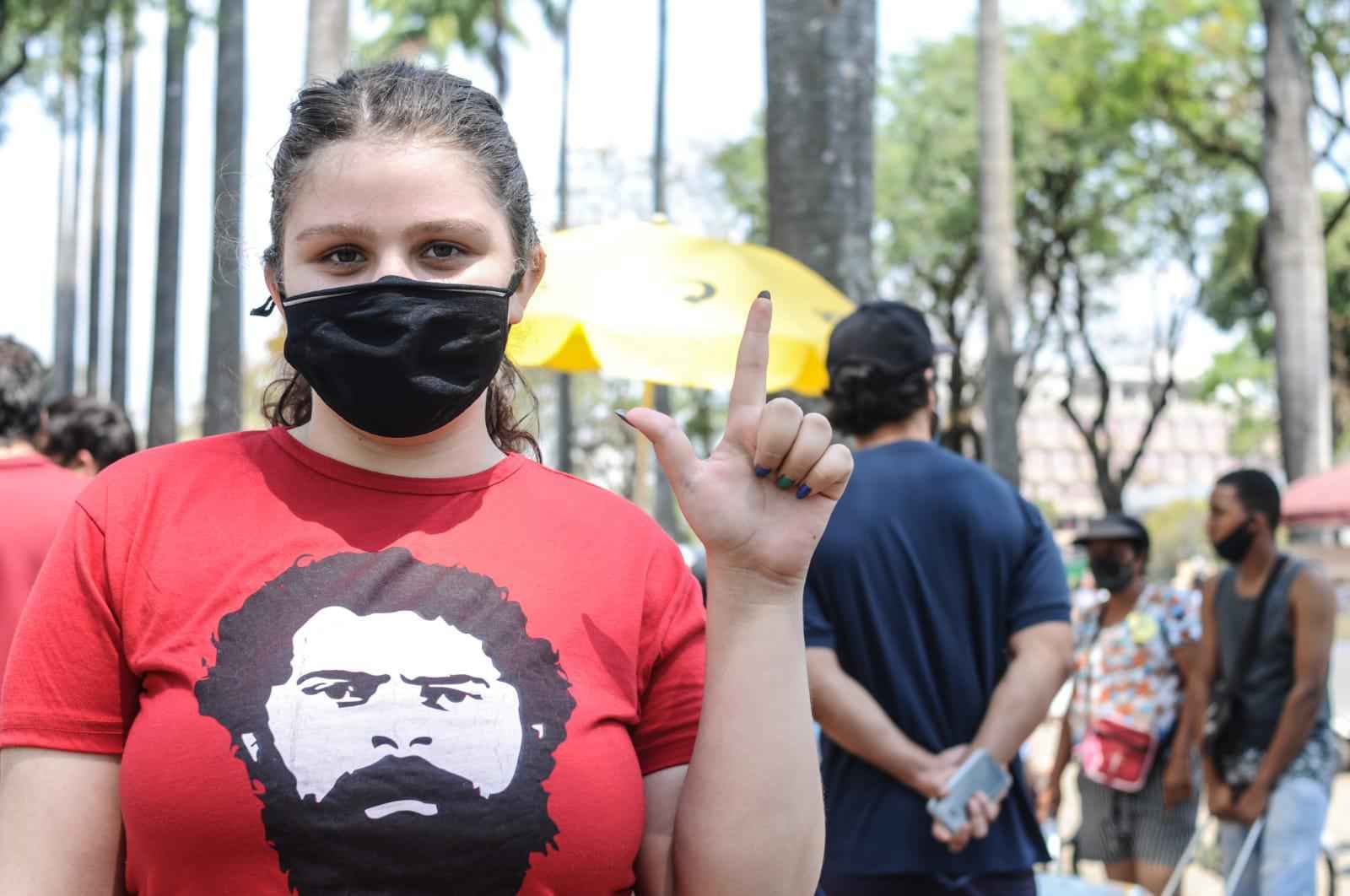 Jovem vai com blusa do Lula para protestos do MBL e Vem para Rua - Leandro Couri/EM/DA PRESS