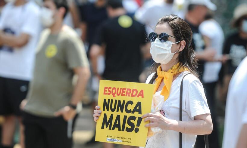 Manifestante defende 'terceira via' e pede: 'Esquerda nunca mais' - Leandro Couri/EM/DA PRESS