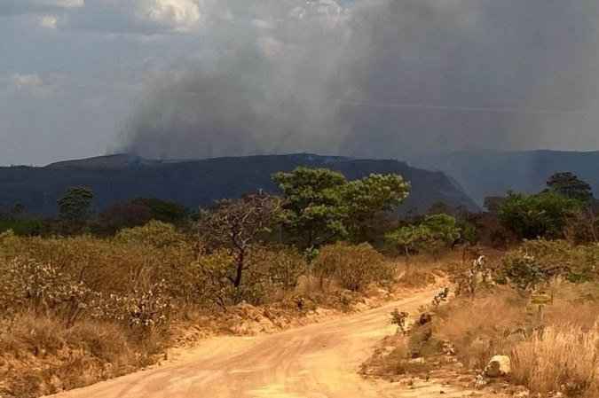 Cerca de 100 turistas ficam cercados por incêndio na Chapada dos Veadeiros - CBM/GO