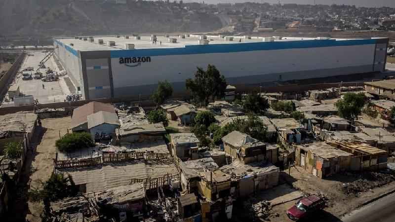 O controverso armazém da Amazon no meio de favela - Omar Martínez