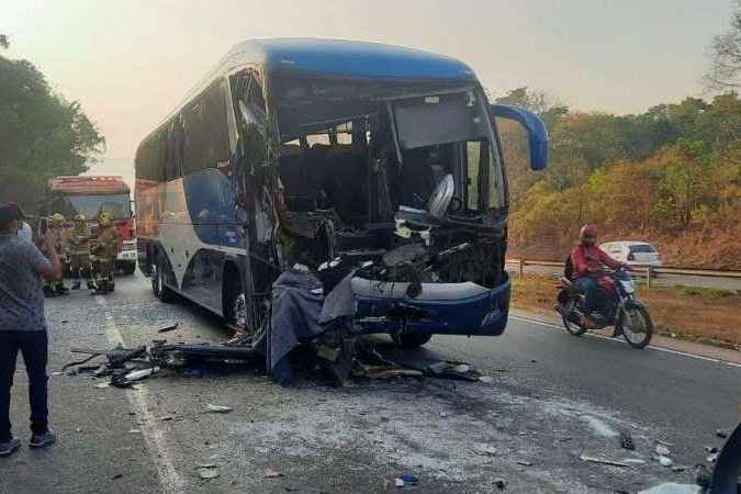 Acidente entre ônibus e caminhão deixa ao menos sete pessoas feridas - CBMDF/Divulgação