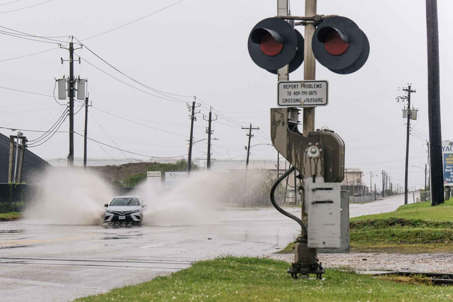 Furacão Nicholas toca o solo no Texas com ventos de até 120 km/h nos EUA - Brandon Bell/Getty Images/AFP