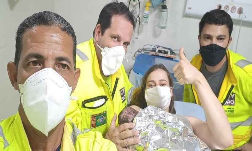 Mulher dá à luz a um menino em uma ambulância no Anel Rodoviário, em BH - Via 040/Reprodução