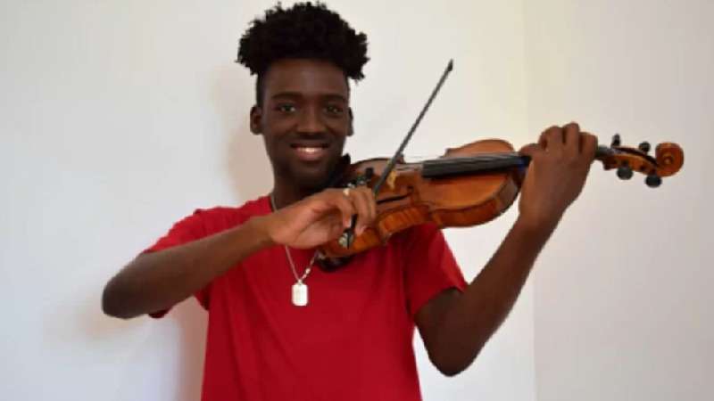 'Violino serviu de escudo e me salvou de bala perdida no Rio' - Arquivo pessoal