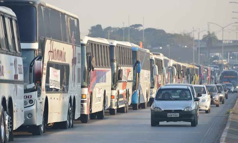 Carreata e buzinaço: fretadores protestam em BH contra projeto de lei - Alessandro Carvalho/Divulgação