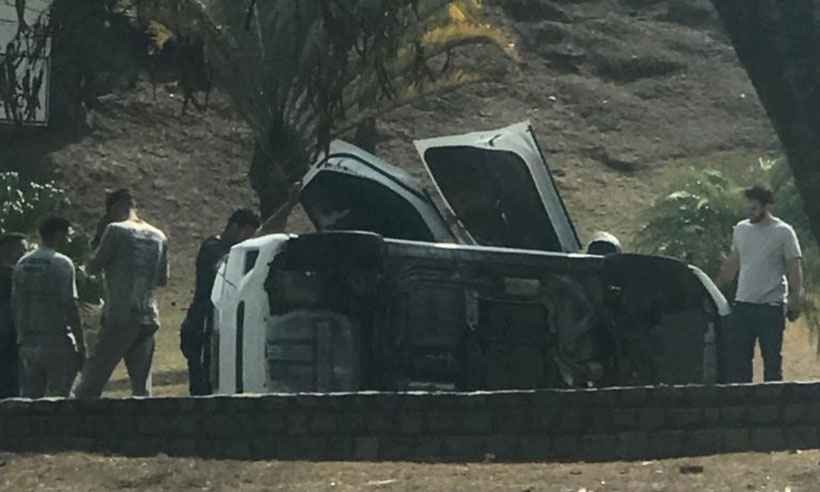 Carro capota na alça de acesso à MGC-356 e complica o trânsito - Liliane Corrêa/EM/DA Press