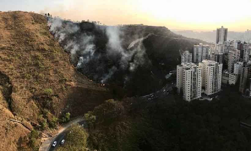 Incêndio começa no Sion e ameaça a Serra do Curral; veja vídeos - Ramon Lisboa/EM/DA Press
