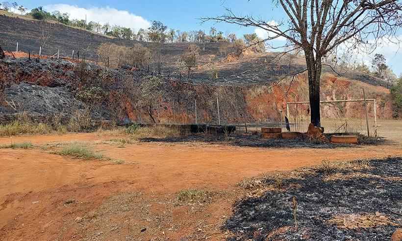 Incêndio no Bairro Borba Gato, em Sabará, volta a arder  - Fogo foi extinto na Serra da Moeda, mas a destruição da vegetação foi enorme