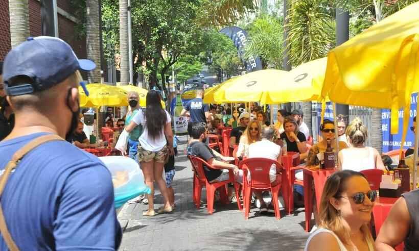 Belo-horizontinos espantam calor em cachoeiras e bares - Marcos Vieira/EM/DA Press