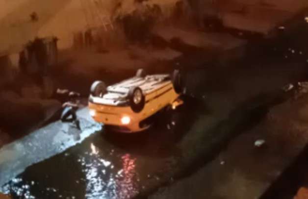 Carro com três jovens cai dentro de canal com 8 metros de altura em Araxá - Redes Sociais / Reprodução