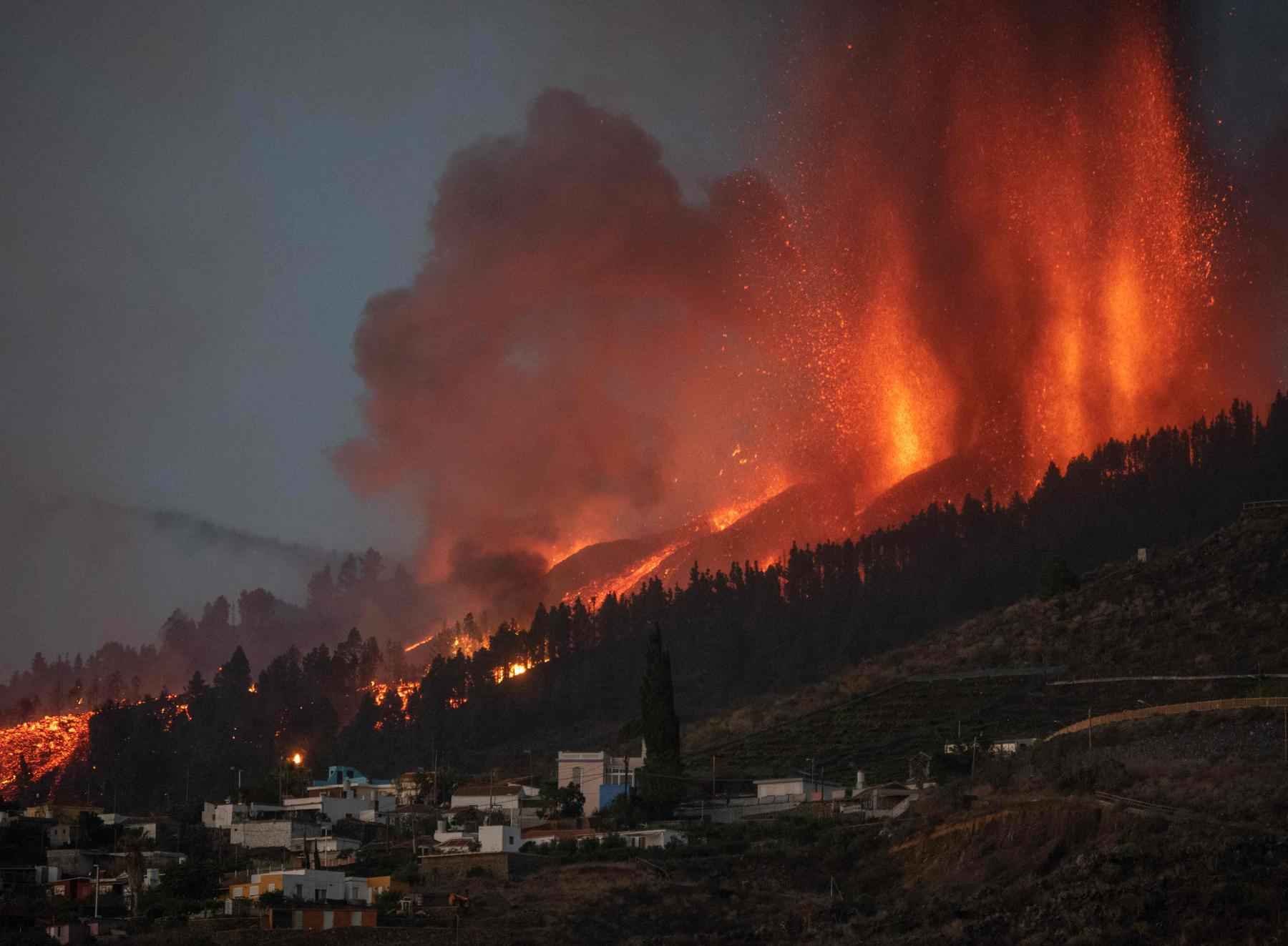 Lava do vulcão Cumbre Vieja nas Canárias destrói várias casas - DESIREE MARTIN / AFP