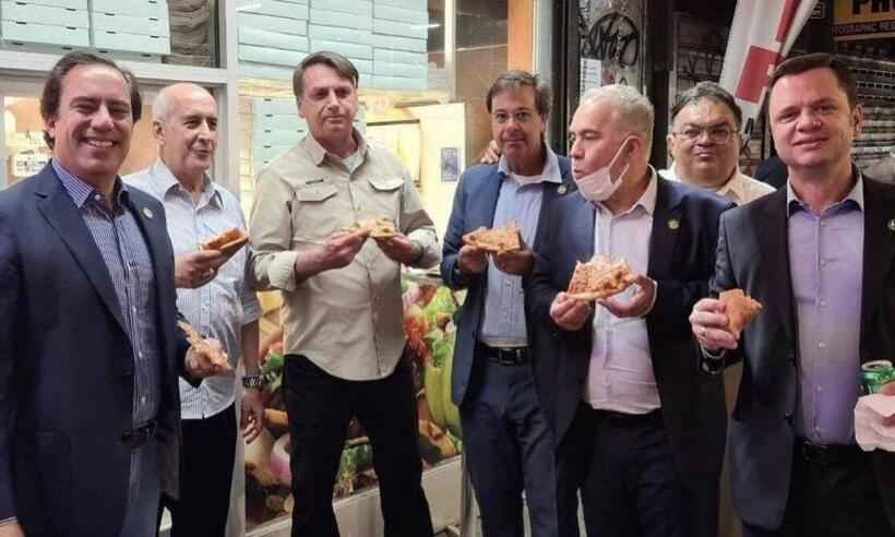 Oposição critica foto de Bolsonaro comendo pizza em Nova York: 'Vexame' - Redes Sociais/Reprodução
