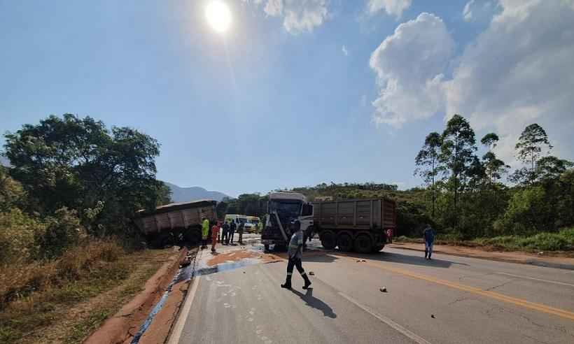 Acidente com 2 carretas e 2 caminhões interrompe trânsito entre BH e Rio - Via 040