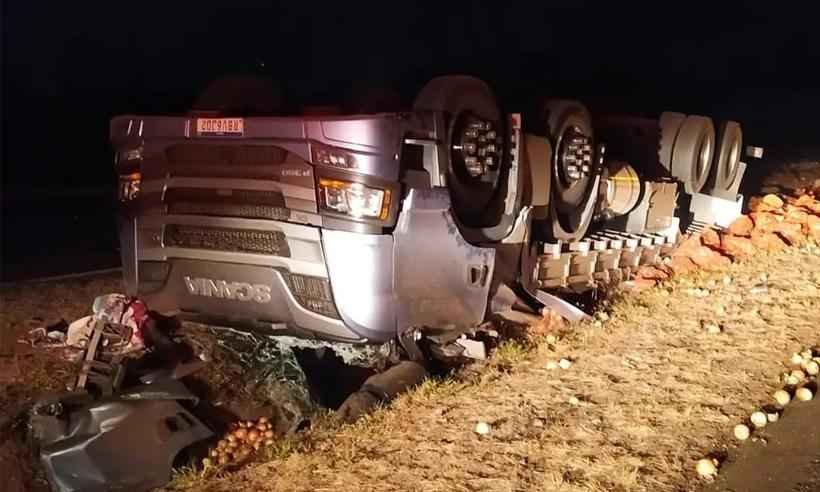 Capotamento de caminhão mata passageiro que foi parar em cima do motorista - 8º BBM/Divulgação