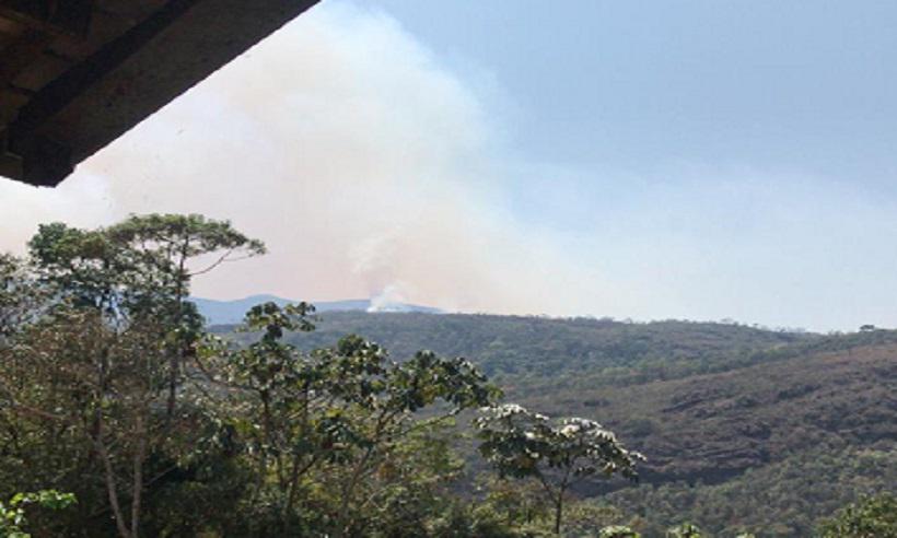 Ouro Preto: fogo na Serra do Capanema ameaça Floresta Estadual do Uaimii - Redes Sociais