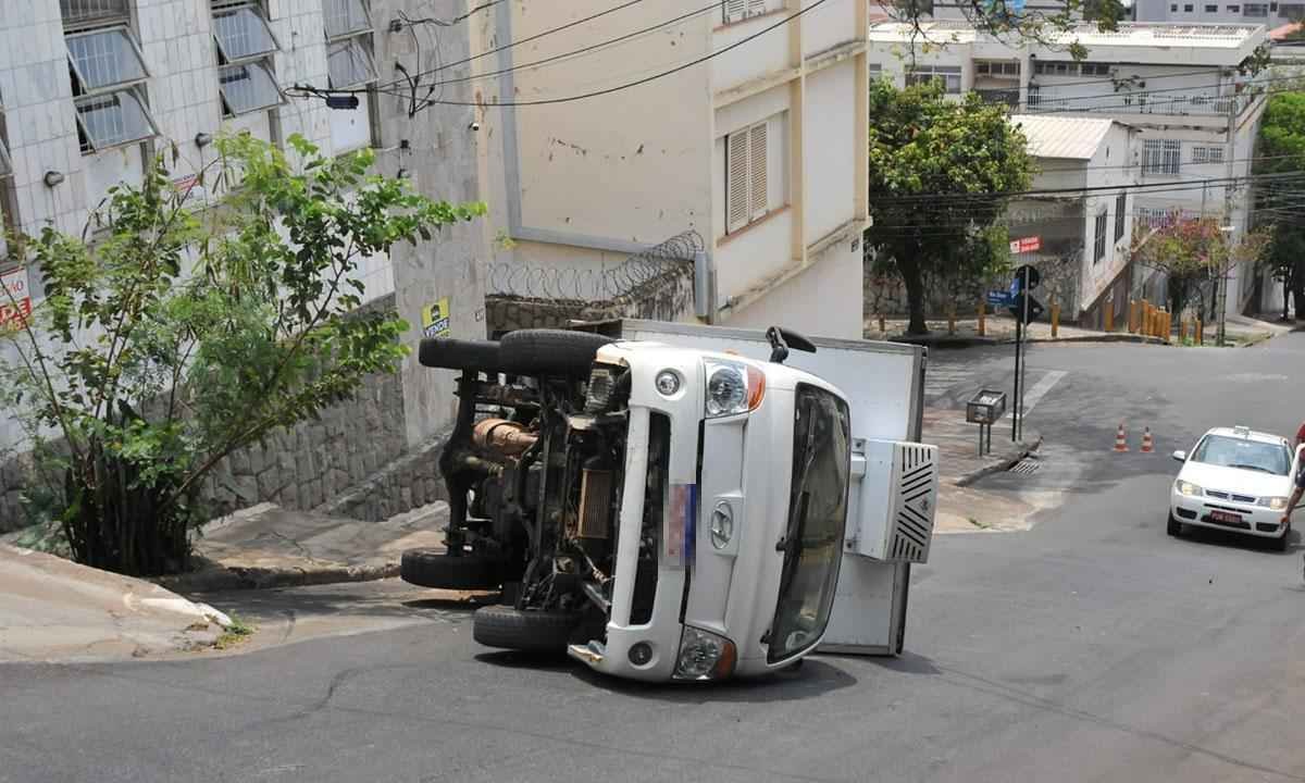 Caminhão tomba na subida de rua no Bairro São Lucas - Gladyston Rodrigues/EM/DA Press