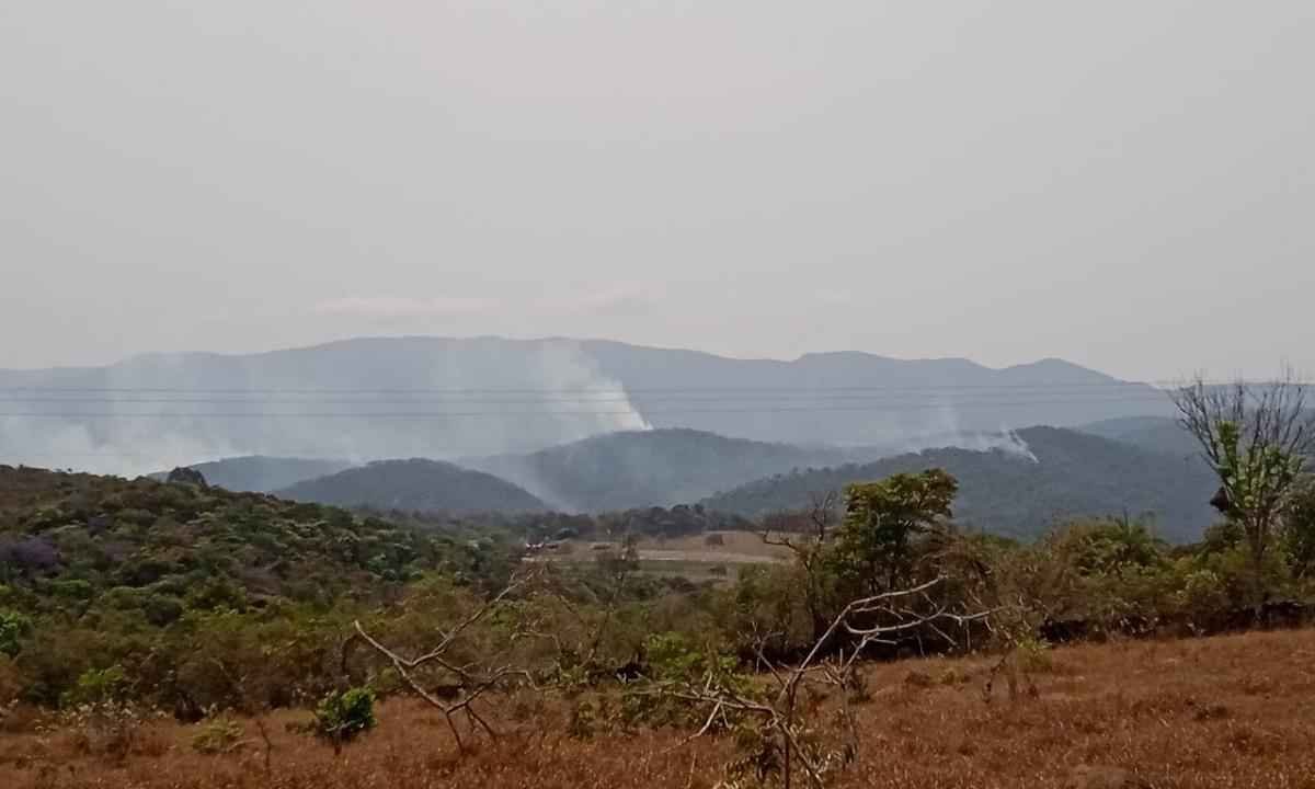 Bombeiros continuam trabalho incansável para controlar incêndios em Minas - APA Rio das Velhas