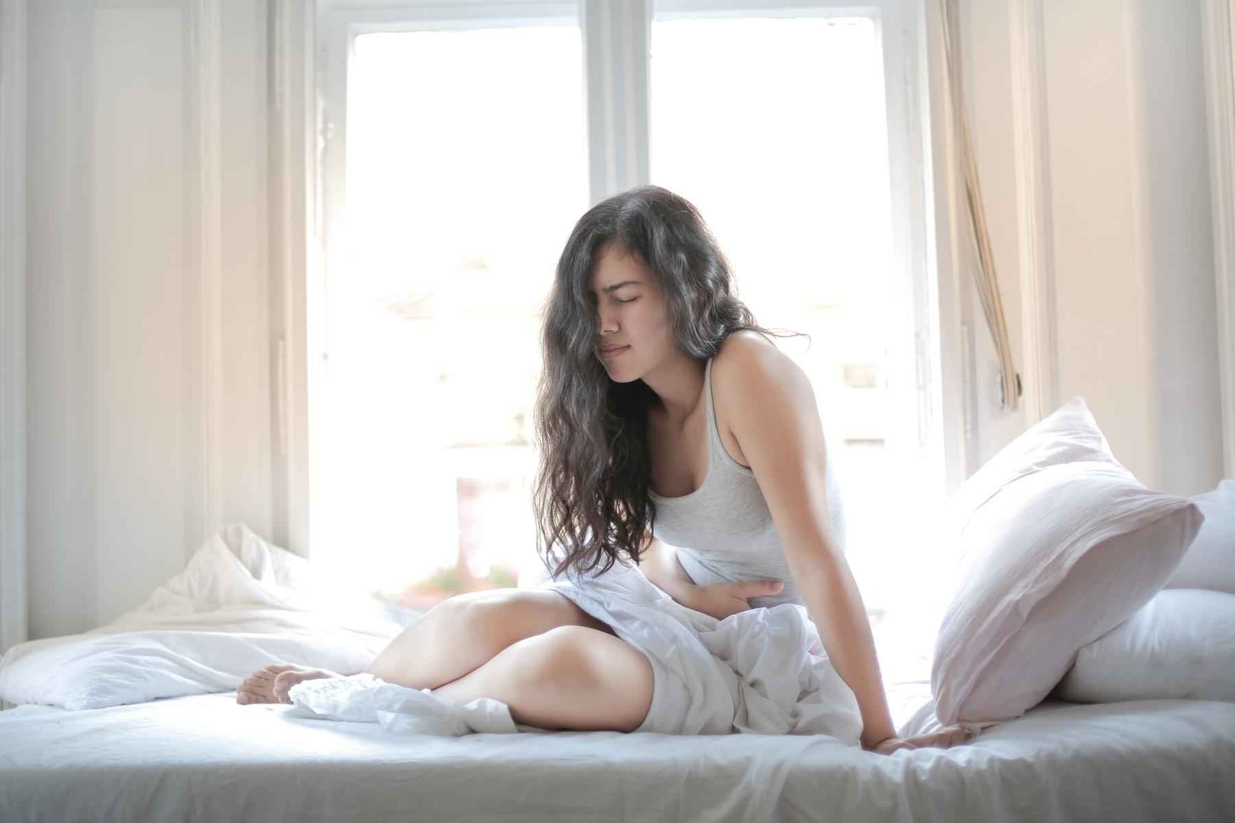Cólicas e desconforto pélvico, é normal sentir dor durante a menstruação? - Foto de Andrea Piacquadio no Pexels