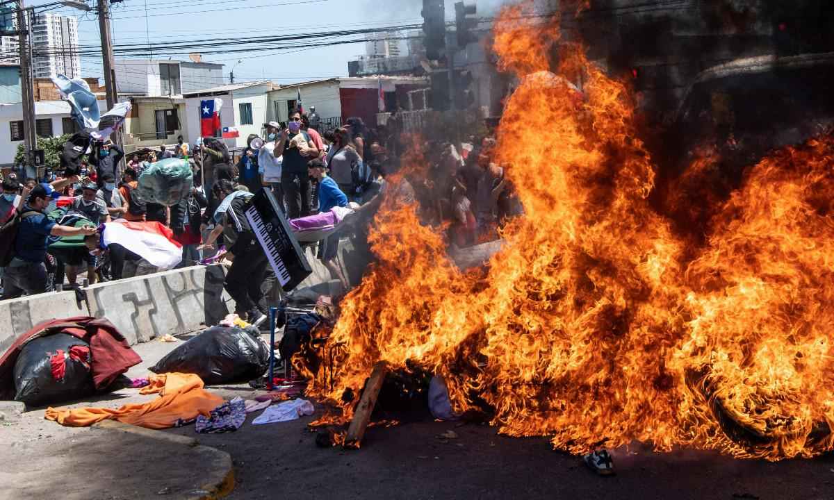 Protesto no Chile: moradores queimam pertences de imigrantes venezuelanos - MARTIN BERNETTI/AFP