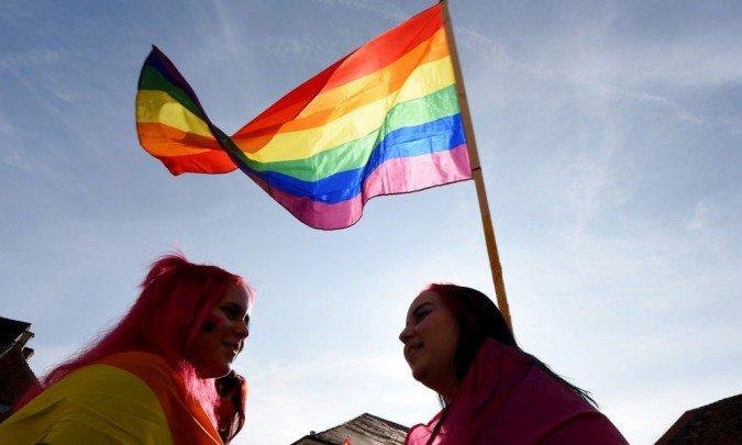 Suíços aprovam em referendo o casamento igualitário - AFP / Denis LOVROVIC