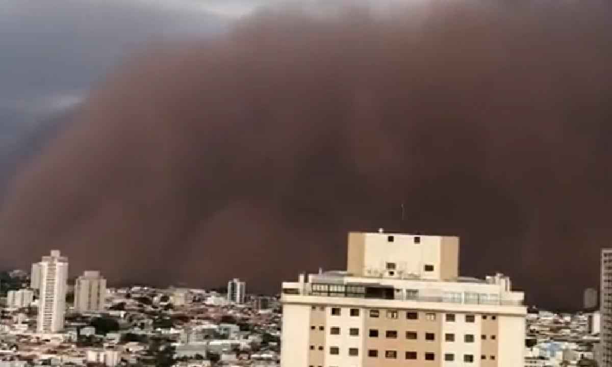 Nuvem de poeira atinge Franca e cidade mineira na divisa com São Paulo - Divulgação/Redes Sociais
