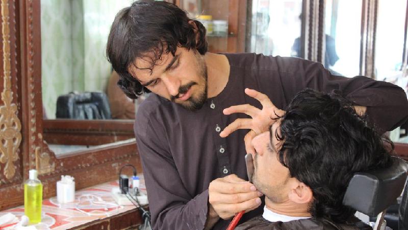 Afeganistão sob o Talebã: grupo fundamentalista proíbe barbeiros de cortarem barbas - Getty Images