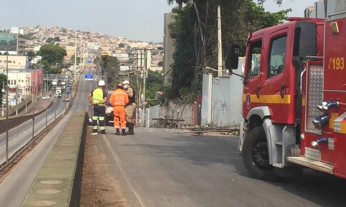 Carreta derruba poste e fecha trânsito em Contagem - Edésio Ferreira/EM/DA Press
