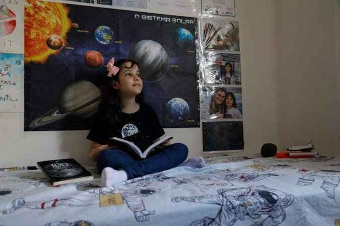 Conheça Nicolinha, uma caçadora de asteroides de apenas oito anos - Jarbas Oliveira / AFP