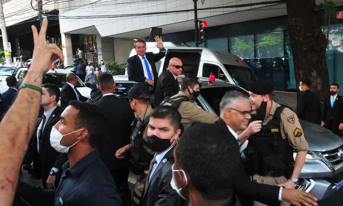 Bolsonaro sai de reunião com empresários em BH 'pendurado' em carro - Ramon Lisboa/EM/DA PRESS