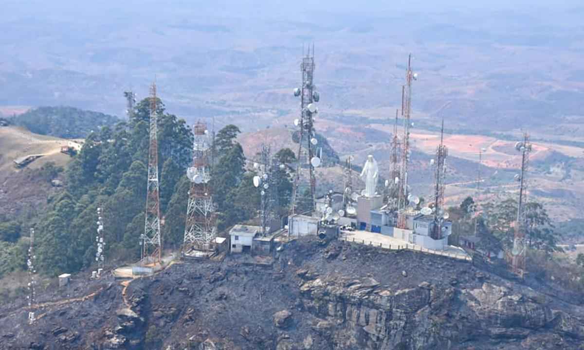Incêndio é controlado, mas Pico da Ibituruna ainda não está seguro - Prefeitura de Valadares Divulgação