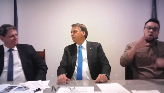Bolsonaro mente de novo: 'infecção por covid é mais eficaz que vacinação' - Reprodução/Facebook