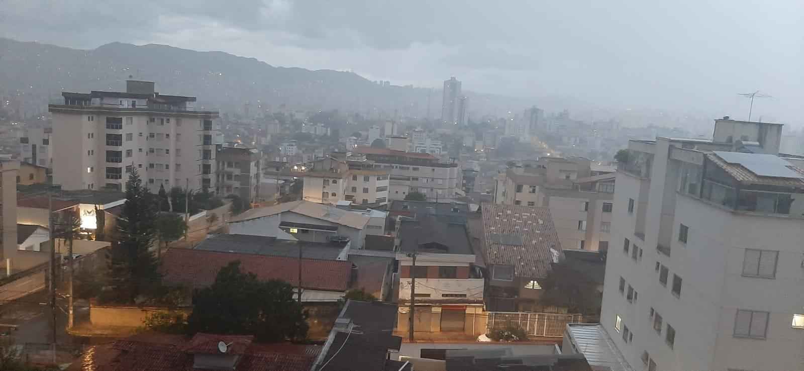 Chuva com rajadas de vento surpreendeu moradores de BH na manhã de hoje - Frederico Teixeira/EM/D.A.Press