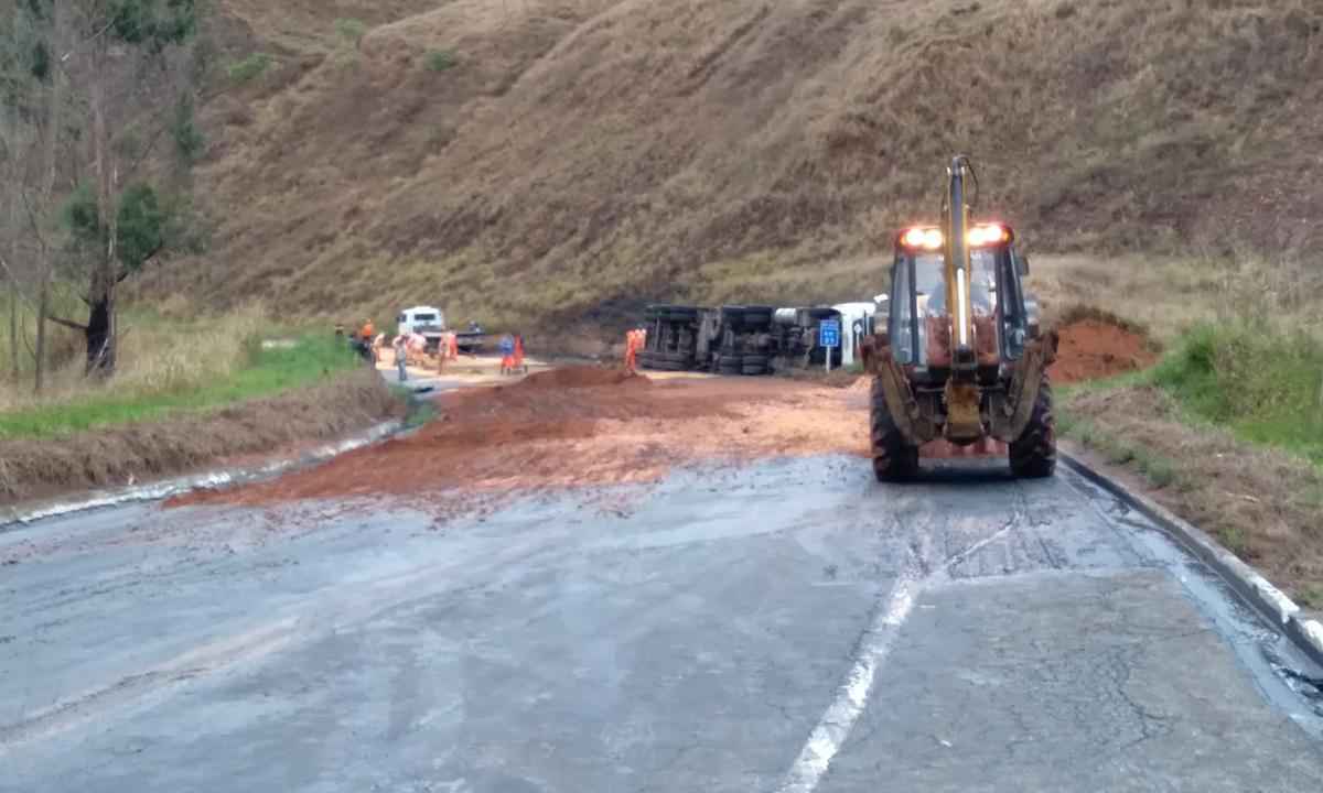 BR-262 está interditada em MG após carreta tombar e derramar óleo na pista - Portal Caparaó Divulgação