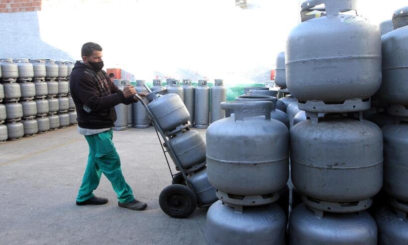 Gasolina sobe 0,4% e gás de cozinha chega a R$ 135 após reajuste  - Jair Amaral/EM/D.A Press - 06/07/2021