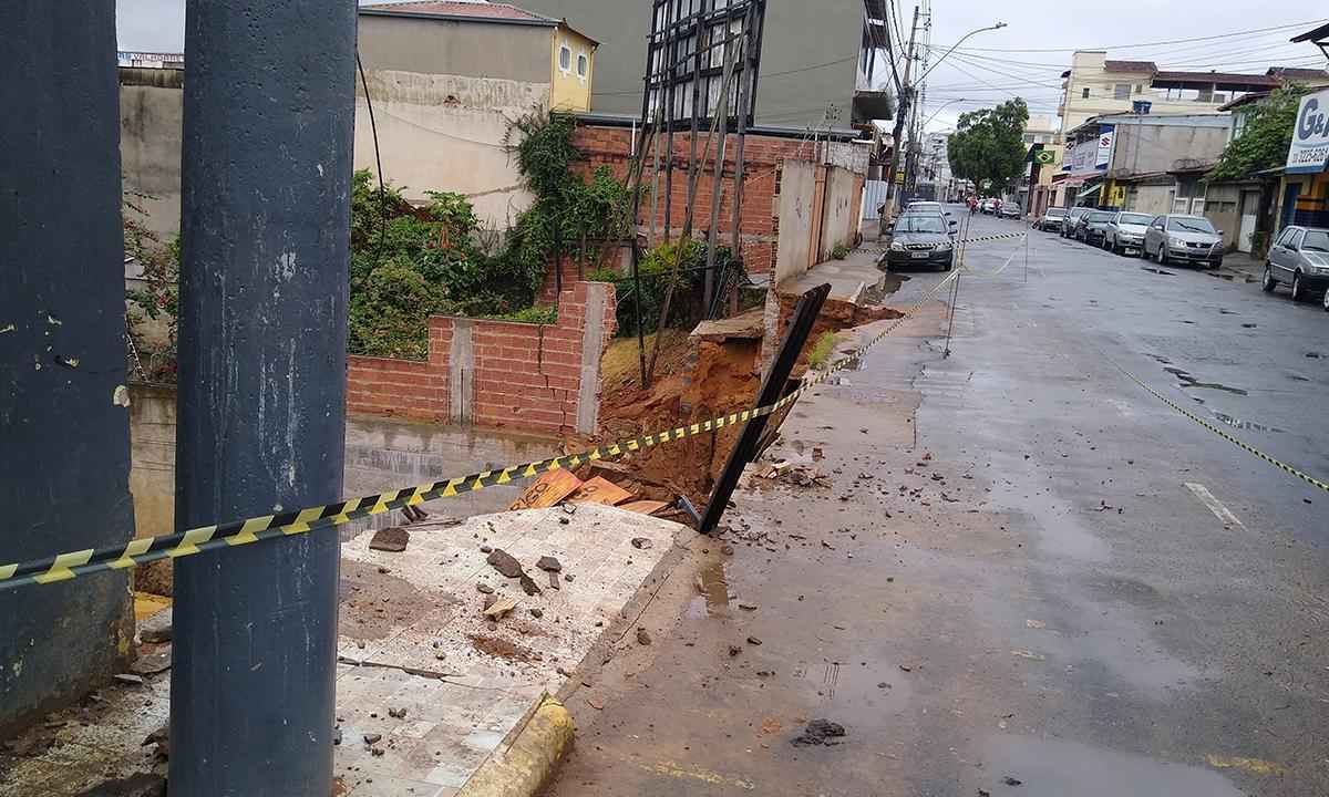 Deslizamento de terra interdita trecho da Avenida Brasil, em Valadares - Tim Filho