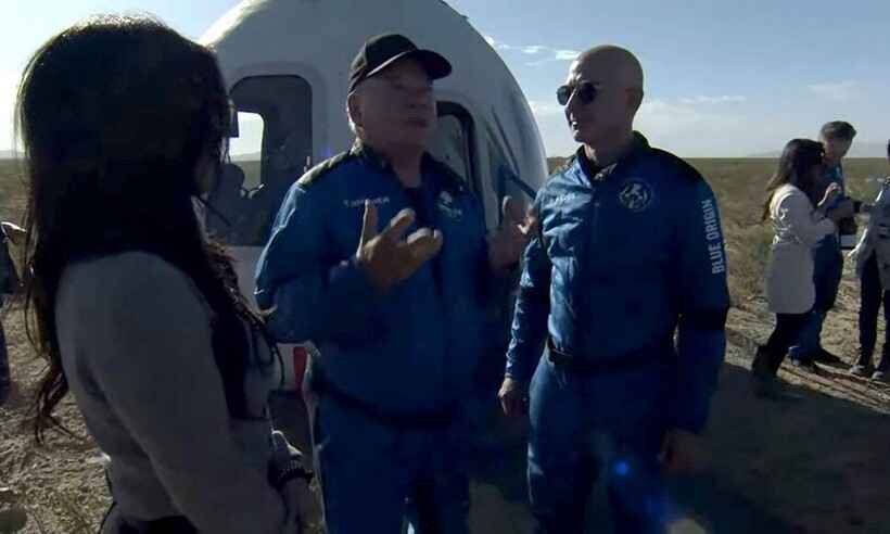 Cápsula da Blue Origin com 'capitão Kirk' aterrissa após ida ao espaço - Handout / BLUE ORIGIN / AFP