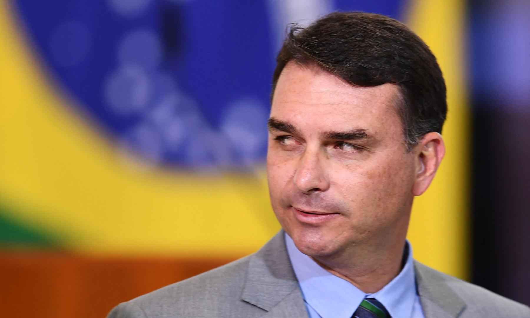 Após Bolsonaro recusar vacina, Flávio toma segunda dose e é vaiado - EVARISTO SA / AFP