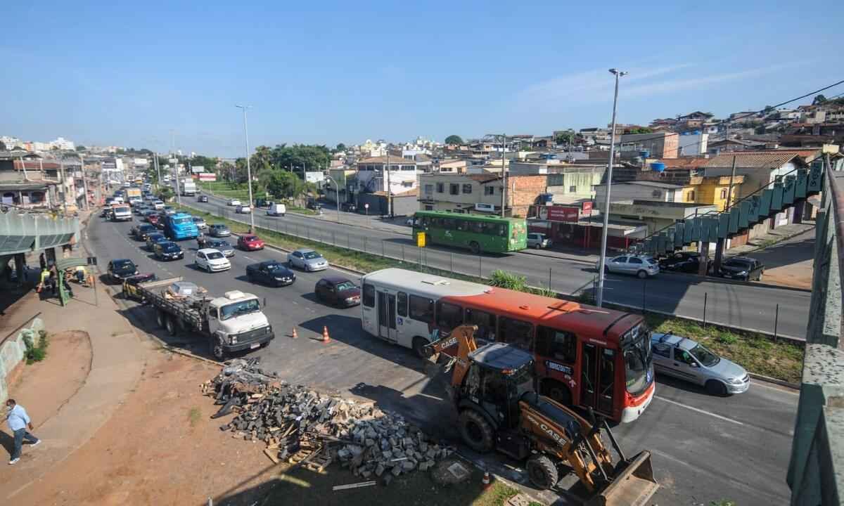 Caminhão tomba em Contagem e invade contramão - Leandro Couri/EM/D.A Press