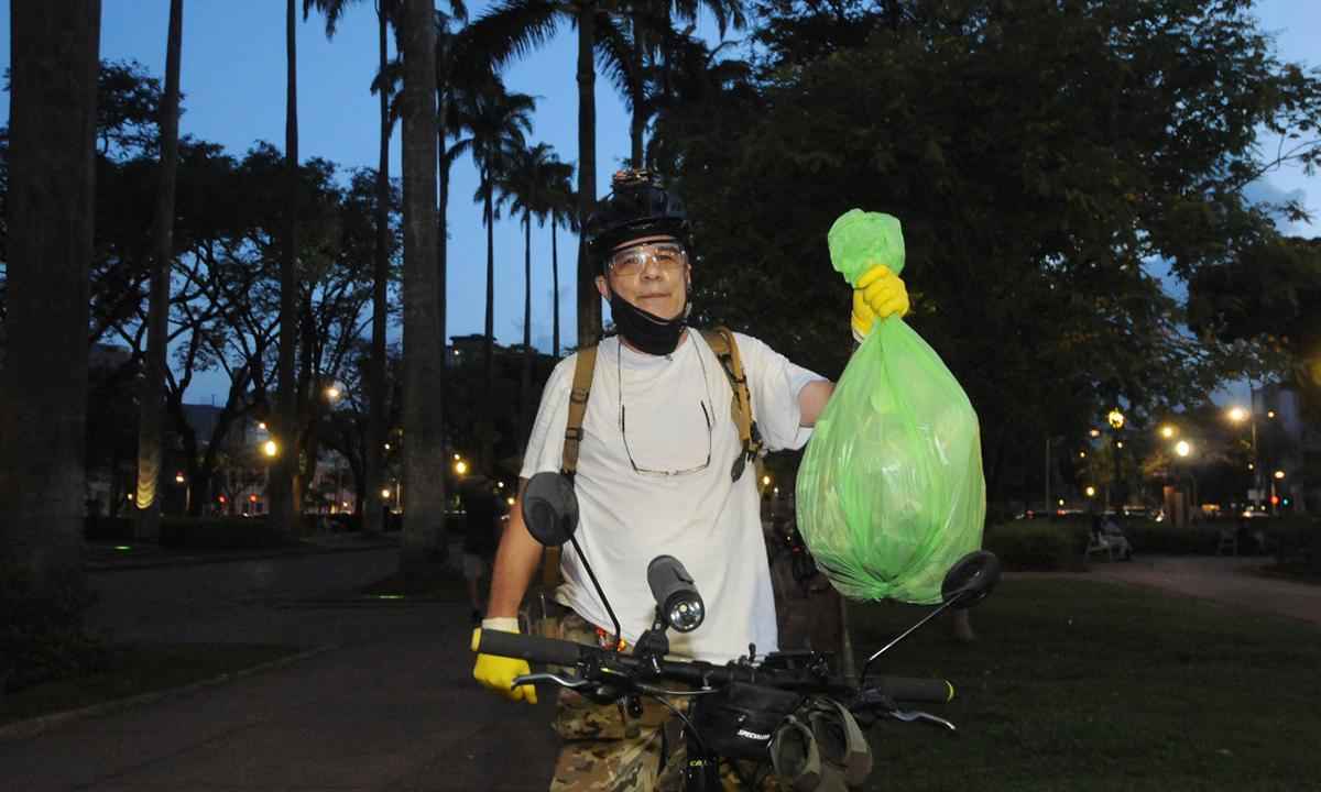 Cidadania: ciclista recolhe lixo da Praça da Liberdade por conta própria - Túlio Santos/EM/D.A Press