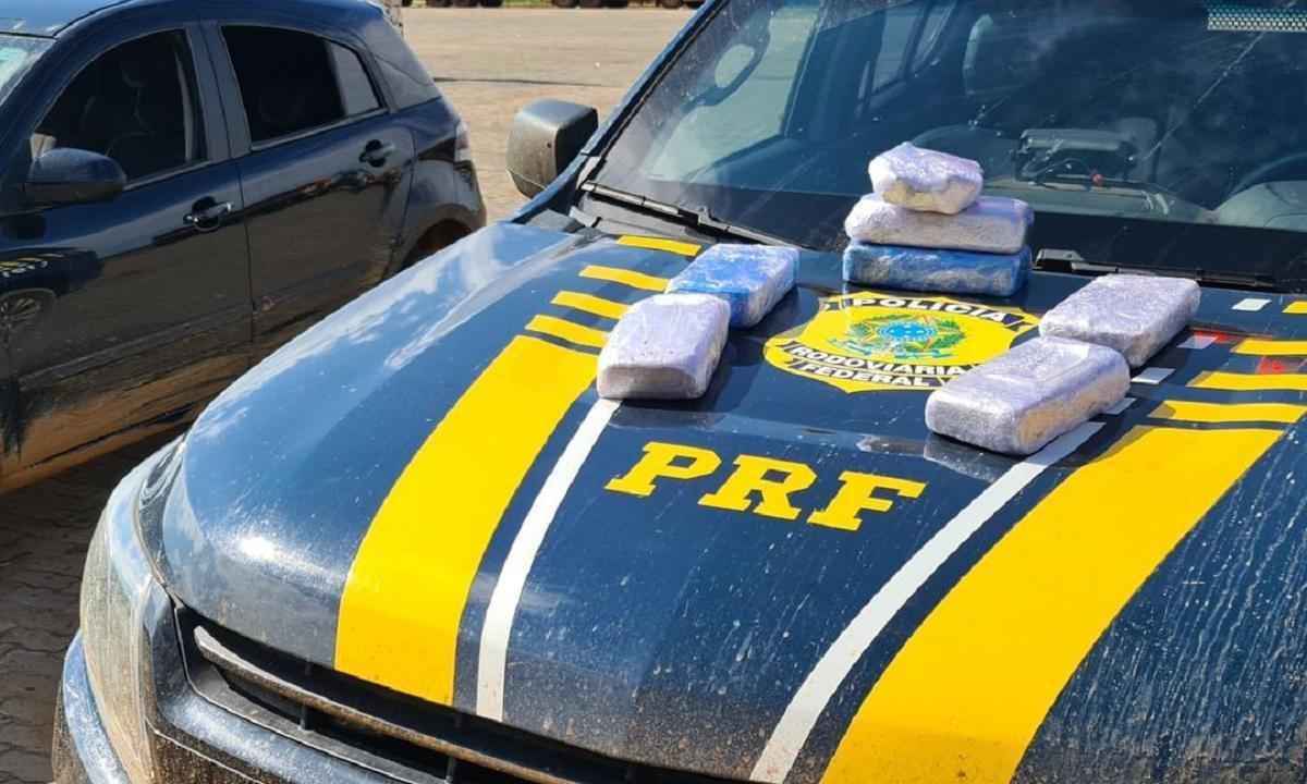 PRF busca homem que foi flagrado com quase 7 kg de crack na BR-365 - Divulgação/PRF